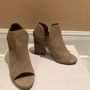 SODA heels. Heel height: 3.5 inch. Zipper to close